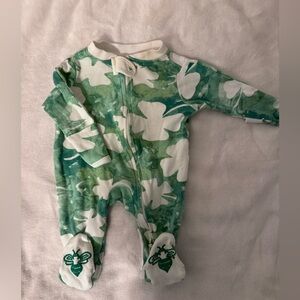 Burt’s Bee Baby St Patrick’s day Footie pjs-NB